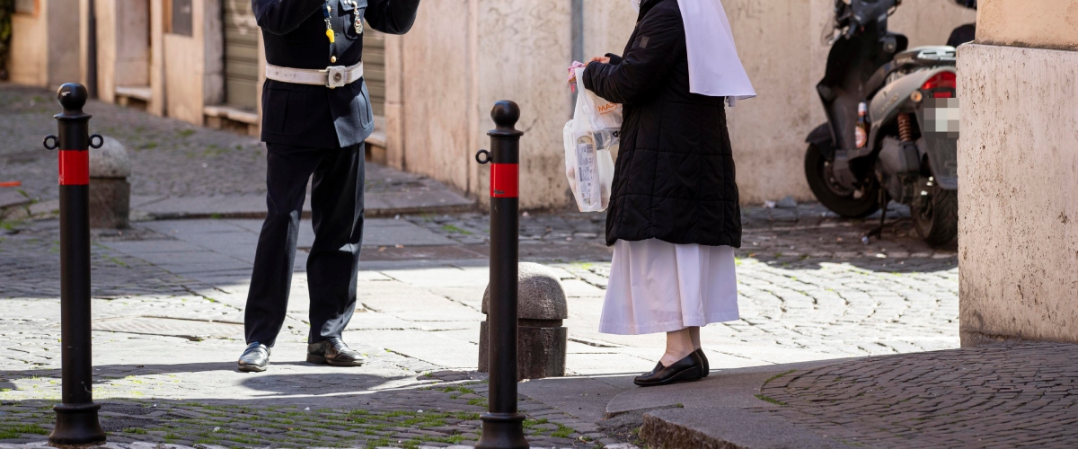 La Roma di Gualtieri: una suora si improvvisa vigilessa e districa l’ingorgo (solito) al Colosseo (video)