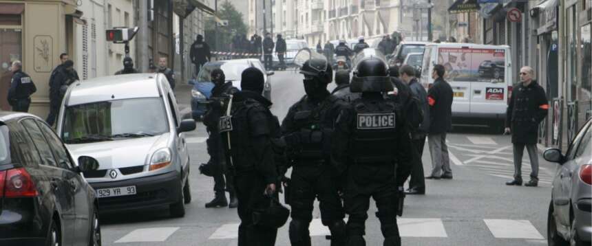 Terrorismo, sventato attentato a Parigi: arrestate 3 giovani donne radicalizzate