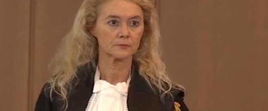 Testa di capretto mozzata sulla tomba del padre del giudice Francesca Mariano. La solidarietà del governo