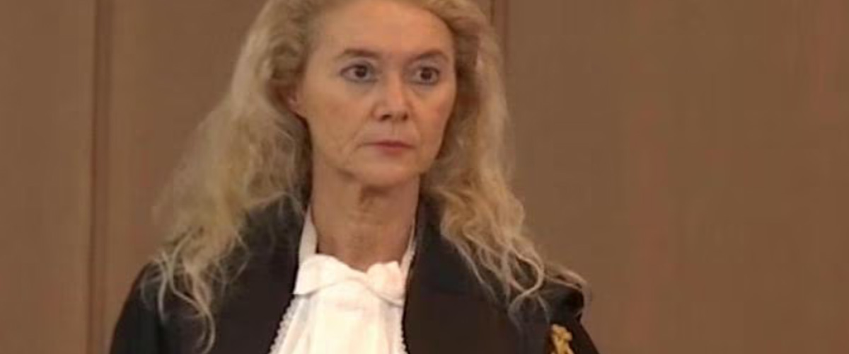 Testa di capretto mozzata sulla tomba del padre del giudice Francesca Mariano. La solidarietà del governo Testa di capretto mozzata sulla tomba del padre del giudice Francesca Mariano. La solidarietà del governo