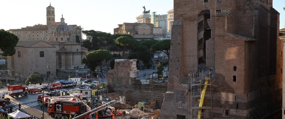 Crollo ai Fori Imperiali: il giorno dopo cadono altri detriti. La Procura di Roma indaga per omicidio colposo Crollo ai Fori Imperiali: il giorno dopo cadono altri detriti. La Procura di Roma indaga per omicidio colposo