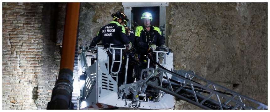 Si scava a mani nude per salvare l’operaio sotto le macerie della Torre dei Conti. Meloni: seguo con apprensione la vicenda