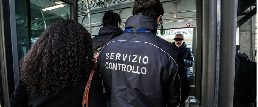 Nuova aggressione su un treno: immigrato nigeriano spezza un dito al controllore sulla tratta Lucca–Piazza al Serchio