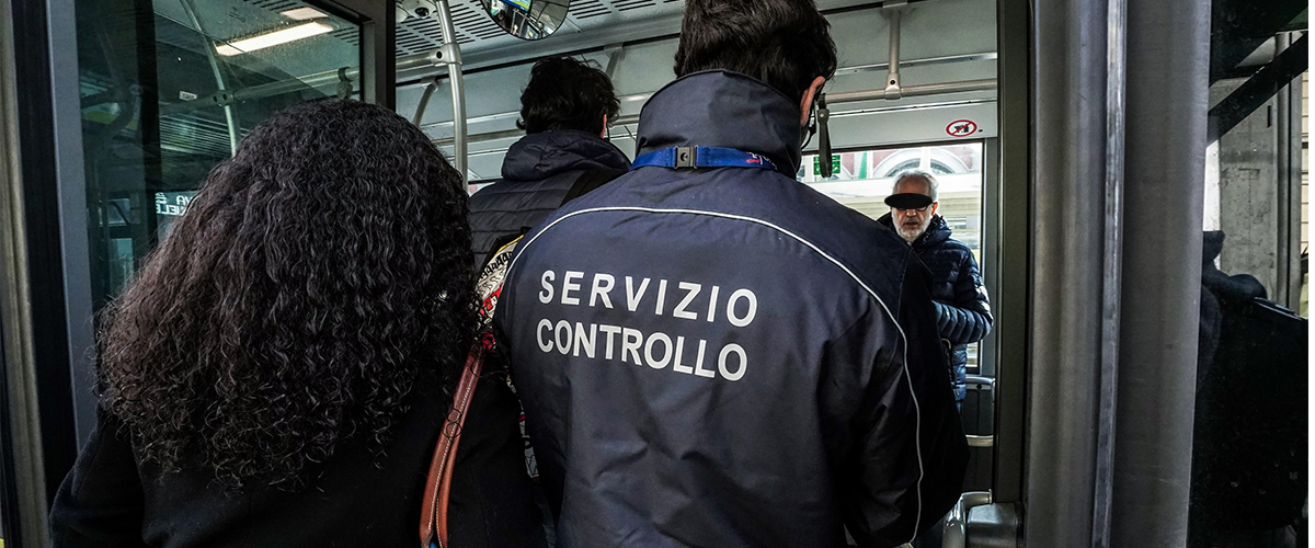 Nuova aggressione su un treno: immigrato nigeriano spezza un dito al controllore sulla tratta Lucca–Piazza al Serchio