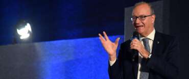 Valditara ai presidi: “Non ridate il cellulare agli studenti nell’intervallo, è il momento per socializzare”