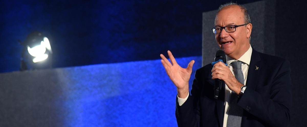 Valditara ai presidi: “Non ridate il cellulare agli studenti nell’intervallo, è il momento per socializzare”