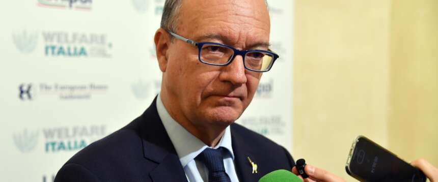 Valditara: basta comizi politici nelle aule, la scuola è confronto a più voci. E la sinistra grida alla censura