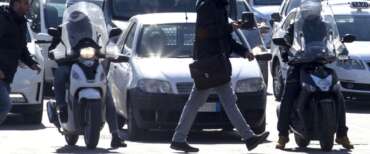 FdI annuncia un corteo a Roma contro Ztl e ciclabili inutili: l’iniziativa fa saltare i nervi alla sinistra