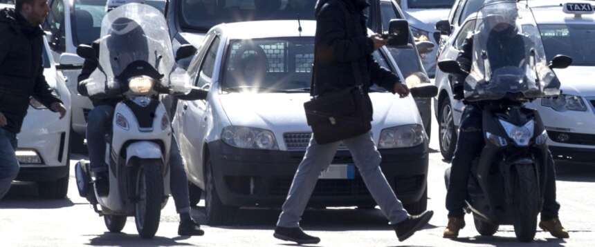 FdI annuncia un corteo a Roma contro Ztl e ciclabili inutili: l’iniziativa fa saltare i nervi alla sinistra