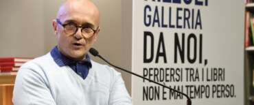 Alfonso Signorini è indagato per estorsione e violenza sessuale. Il legale del conduttore: accusa balorda