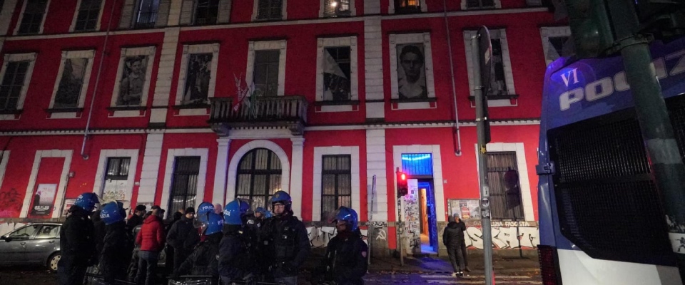 askatasuna brusco risveglio per gli antagonisti a torino gli agenti perquisiscono il centro sociale e le case dei militanti da Secoloditalia.it askatasuna brusco risveglio per gli antagonisti a torino gli agenti perquisiscono il centro sociale e le case dei militanti