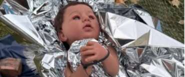 Bambinello con le manette ai polsi, follia negli Usa: usano Gesù contro la politica di Trump sugli immigrati