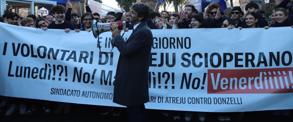la protesta ironica di giovent249 nazionale contro donzelli come la cgil vogliamo anche noi il weekend lungo da Secoloditalia.it la protesta ironica di giovent249 nazionale contro donzelli come la cgil vogliamo anche noi il weekend lungo