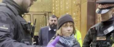Greta Thunberg finisce anche nelle galere inglesi: arrestata a Londra per il sostegno a un’organizzazione “terroristica” pro-Pal