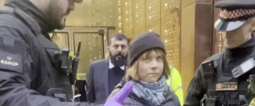 Greta Thunberg finisce anche nelle galere inglesi: arrestata a Londra per il sostegno a un’organizzazione “terroristica” pro-Pal