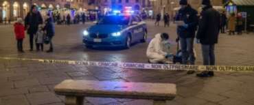 Lucca, immigrato marocchino irregolare accoltella un connazionale su una panchina, sembra per un regolamento di conti tra pusher. Foto generata da IA