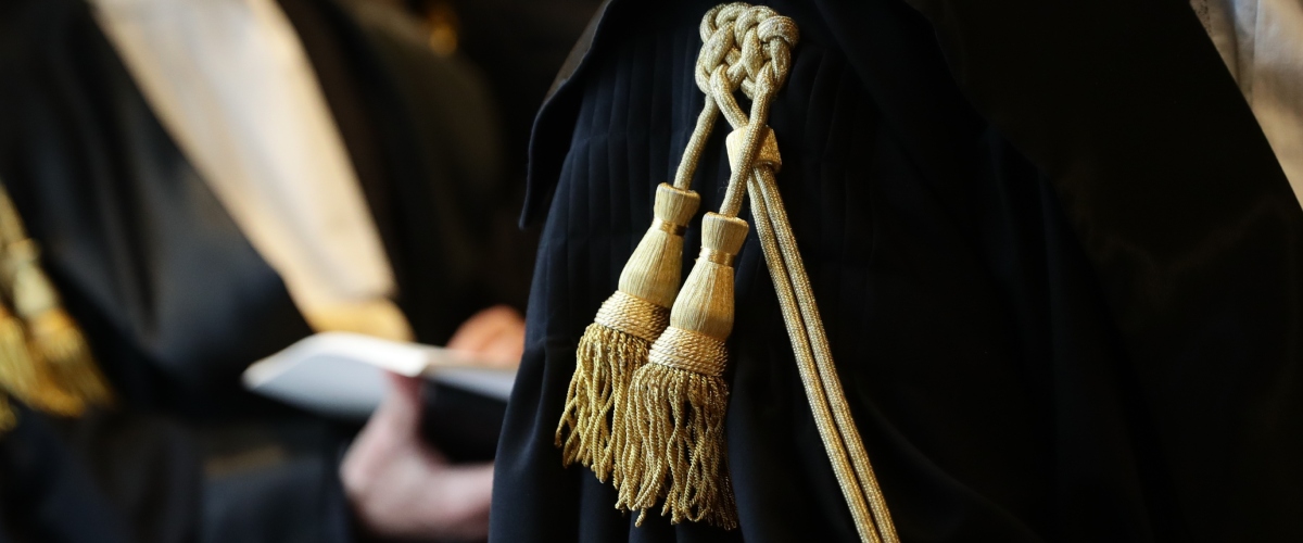 Aggredisce la ex con l’acido ma non la deturpa. Il giudice premia il risciacquo: non è tentato sfregio se ci si può lavare in tempo