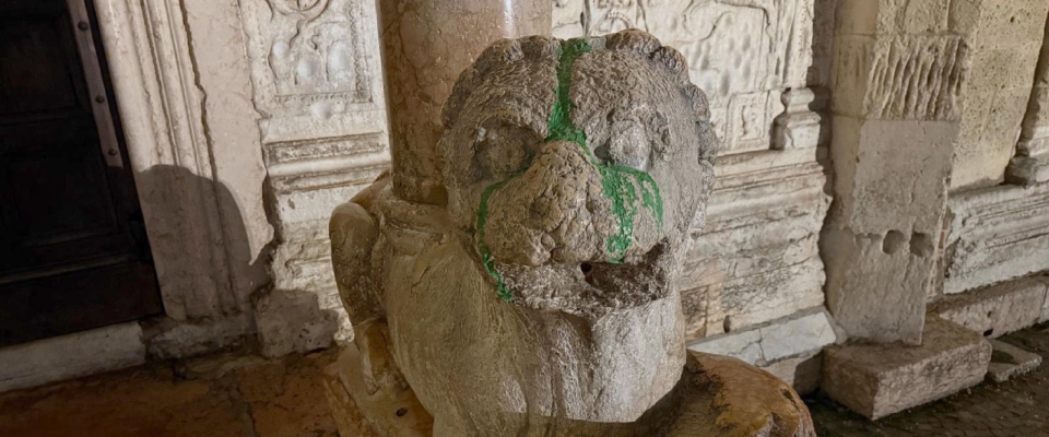 Identificato il vandalo dei leoni di San Zeno a Verona: è un estremista di sinistra e attivista pro Pal Identificato il vandalo dei leoni di San Zeno a Verona: è un estremista di sinistra e attivista pro Pal
