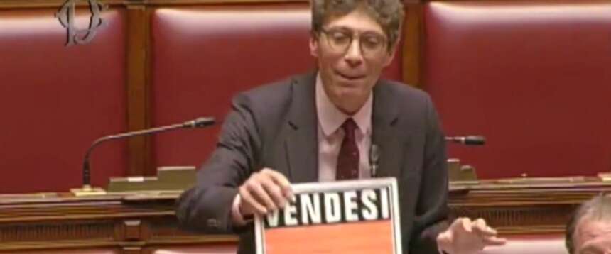 Magi non rinuncia alla pagliacciata: espone il cartello “Vendesi” dopo l’ok alla manovra. Il delirio (video)