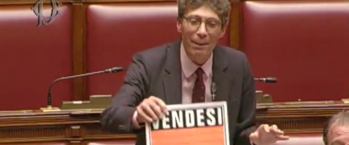 magi non rinuncia alla pagliacciata espone il cartello vendesi dopo l8217ok alla manovra parole deliranti video da Secoloditalia.it magi non rinuncia alla pagliacciata espone il cartello vendesi dopo l8217ok alla manovra parole deliranti video