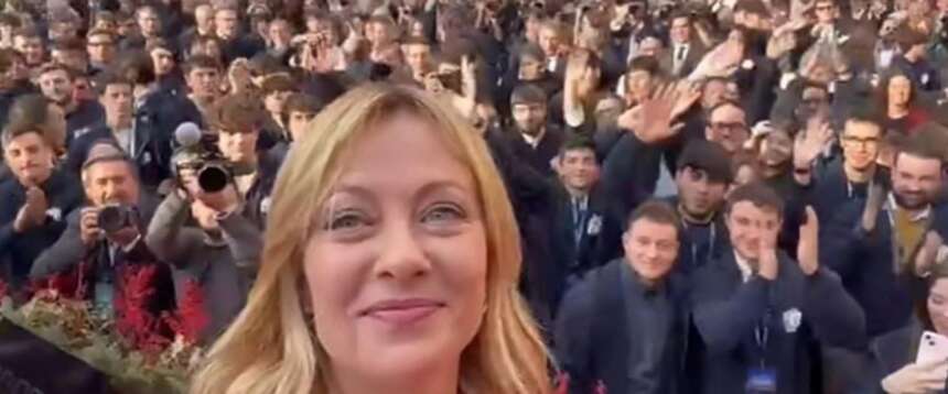 Meloni, FdI e il governo in crescita, giù Pd, Schlein e Conte: l’ultimo sondaggio del Corriere