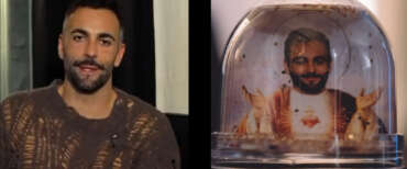 Il triste show di Marco Mengoni: “Natale mi fa schifo”. E si “traveste” da Gesù in una pallina dell’albero