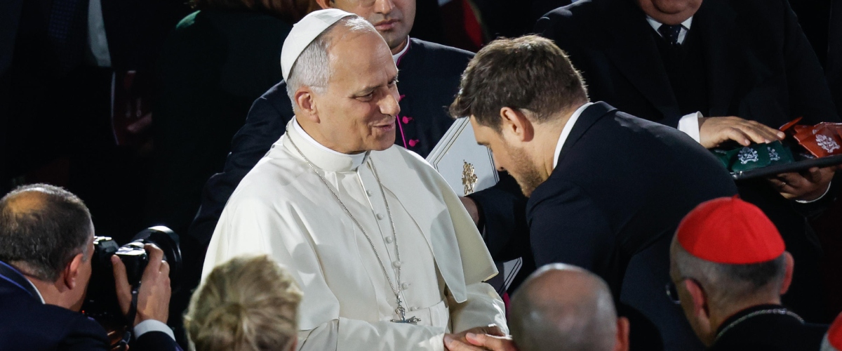 Michael Bublè al concerto in Vaticano, ricevuto da Leone: “Mio figlio di 3 anni guarito da un tumore, ho grande fede”