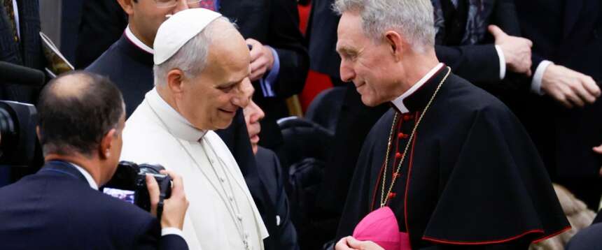 Leone al premio Ratzinger incontra padre Georg: nel nuovo corso vaticano Benedetto XVI torna centrale