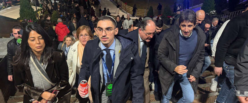 Rom Braslavcki, israeliano rimasto prigioniero di Hamas per oltre due anni, ha visitato il villaggio di Atreju accompagnato dal responsabile organizzazione di Fratelli d’Italia, Giovanni Donzelli