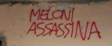 LLa scritta apparsa a Castiglioncello contro la premier Meloni dall’account X di “Cagliari live Magazine”