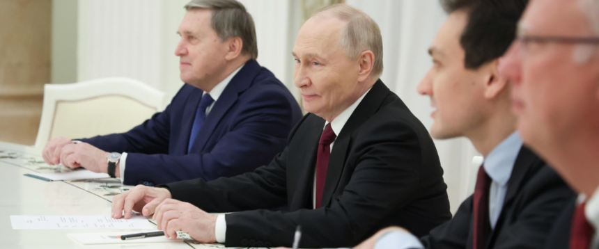 epa12564961 Russian President Vladimir Putin (3-R) meets with US Presidential Envoy Steve Witkoff and Trump’s son-in-law Jared Kushner (both not pictured)at the Kremlin in Moscow, Russia, 02 December 2025. Putin received Witkoff and Kushner to discuss US President Trump’s ‘peace plan’ for Ukraine. EPA/ALEXANDER KAZAKOV / SPUTNIK / KREMLIN POOL MANDATORY CREDIT