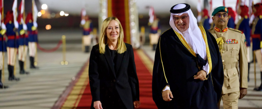 La presidente del Consiglio, Giorgia Meloni, è giunta alla base aerea di Sakhir, a Manama, nel regno del Bahrein, per prendere parte al vertice del Consiglio di Cooperazione del Golfo, in programma per domani. Ad accogliere Meloni e la delegazione italiana sono stati sua altezza reale il principe ereditario e primo ministro del regno del Bahrein, Salman bin Hamad Al Khalifa, e l’ambasciatore d’Italia a Manama, Andrea Catalano. Successivamente, la premier si trasferirà presso lo Sakhir Palace, dove sarà ricevuta da sua maestà il re del Bahrein, Hamad bin Isa Al Khalifa, per una cena privata offerta in suo onore. ANSA/UFFICIO STAMPA PALAZZO CHIGI/FILIPPO ATTILI +++FOTO DIFFUSA DALL’UFFICIO STAMPA – USARE SOLO PER ILLUSTRARE OGGI LA NOTIZIA INDICATA NEL TITOLO – NON ARCHIVIARE – NON VENDERE – NON USARE PER FINI NON GIORNALISTICI – NPK+++