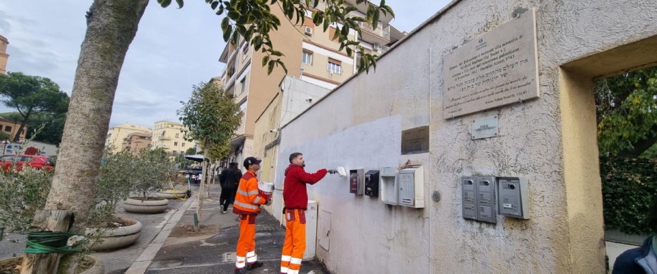 Sfregio alla sinagoga e alla targa di un bambino vittima del terrorismo. Il centrodestra: “La deriva antisemita dilaga”