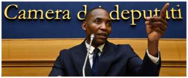 Soumahoro ora vuole buttarsi a destra: “Amo il tricolore e l’Italia”. La bocciatura social è unanime: basta trasformisti