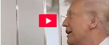 Trump viene colpito dalla porta del bagno occupato nel jet privato e ci scherza su: “Oh salve, c’è qualcuno…” (video)