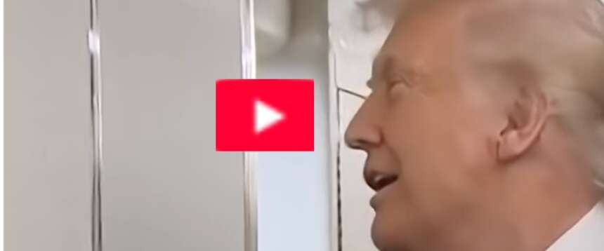 Trump viene colpito dalla porta del bagno occupato nel jet privato e ci scherza su: “Oh salve, c’è qualcuno…” (video)