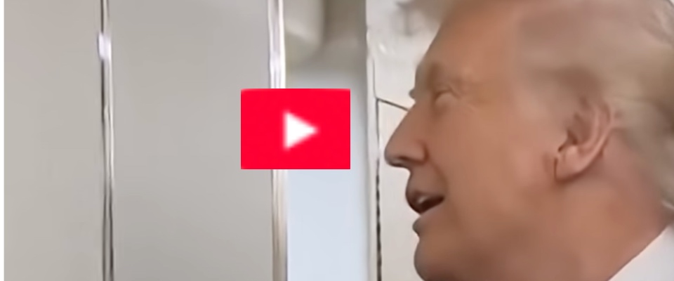 Trump viene colpito dalla porta del bagno occupato nel jet privato e ci scherza su: “Oh salve, c’è qualcuno…” (video)