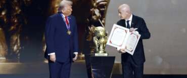 Trump prima lancia il monito all’Europa (“Rischia di essere cancellata”) poi riceve il premio per la pace dalla Fifa (video)