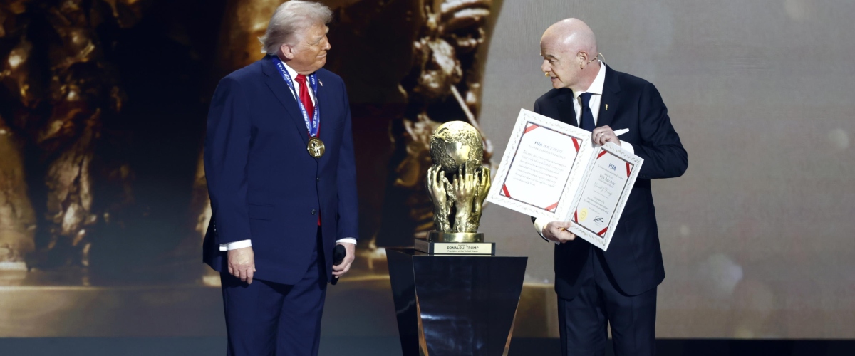 Trump prima lancia il monito all’Europa (“Rischia di essere cancellata”) poi riceve il premio per la pace dalla Fifa (video)