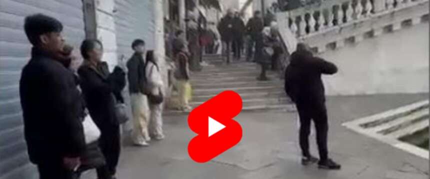 Venezia, una donna con precedenti ruba barca e si schianta contro il Ponte di Rialto