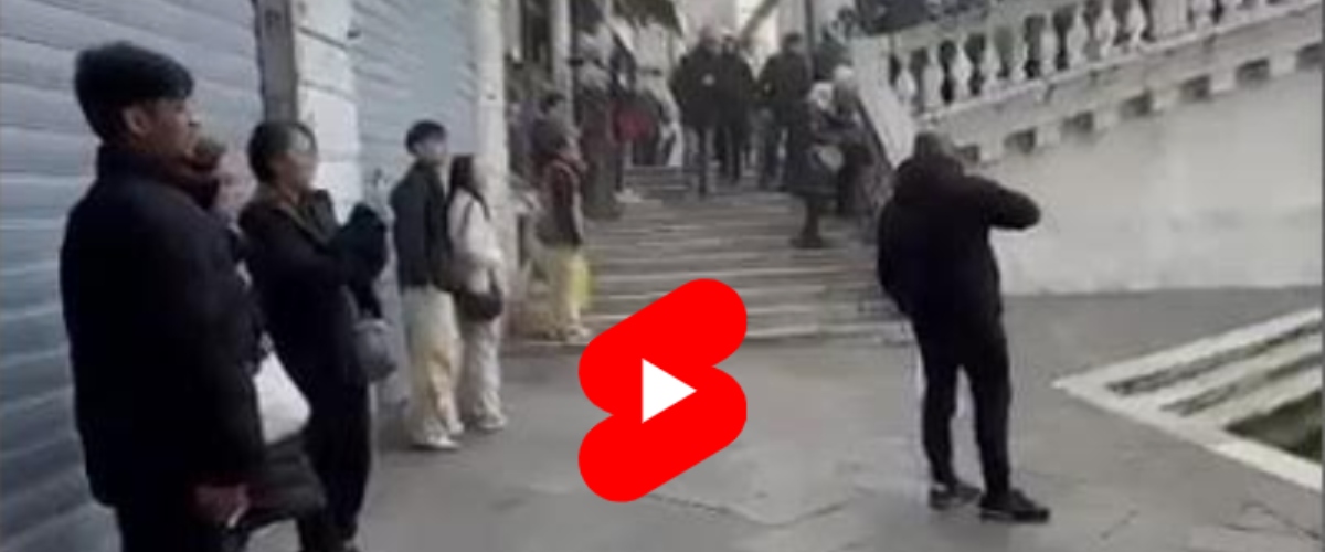 Panico a Venezia, una donna ruba una barca (con tanto di merce a bordo) e si schianta sul Ponte di Rialto (video) Panico a Venezia, una donna ruba una barca (con tanto di merce a bordo) e si schianta sul Ponte di Rialto (video)