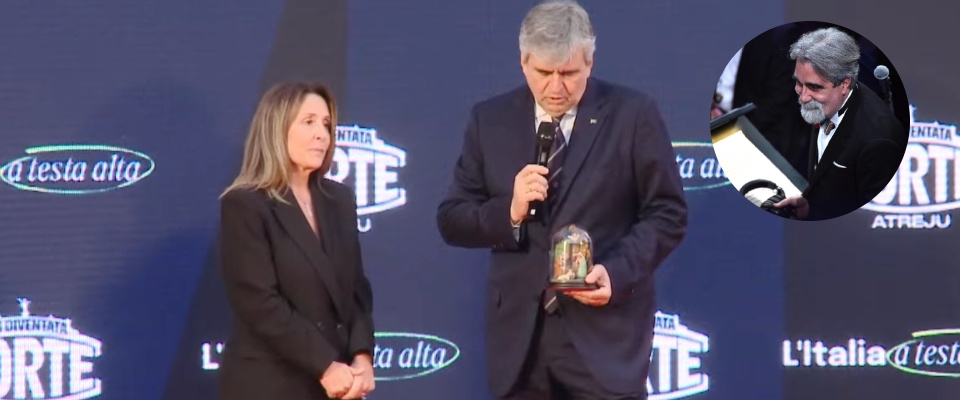 Premio Atreju, la figlia di Peppe Vessicchio ritira il riconoscimento alla carriera per il padre: “E’ stato l’uomo di tutti” Premio Atreju, la figlia di Peppe Vessicchio ritira il riconoscimento alla carriera per il padre: “E’ stato l’uomo di tutti”
