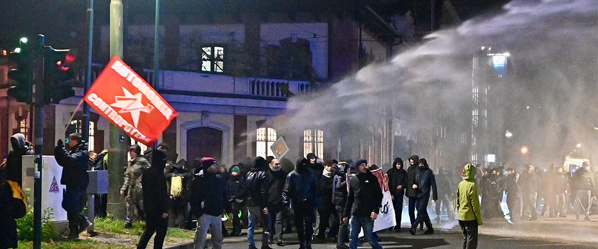 askatasuna sgomberata guerriglia urbana dei militanti petardi e lanci di bottiglie dieci poliziotti feriti da Secoloditalia.it askatasuna sgomberata guerriglia urbana dei militanti petardi e lanci di bottiglie dieci poliziotti feriti