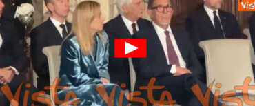 Auguri di Mattarella, Meloni in azzurro metallizzato. Nel gioco delle coppie Schlein con Renzi, Conte con Bonelli