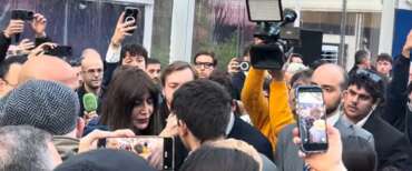 Bernini contestata ad Atreju dai soliti studenti rossi. Lei risponde citando Berlusconi: “Siete dei poveri comunisti” (video)