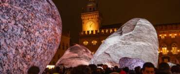 Bologna, sconcerto per quelle pietre giganti davanti a San Petronio. Cavedagna: “La giunta Lepore è allergica ai presepi…”