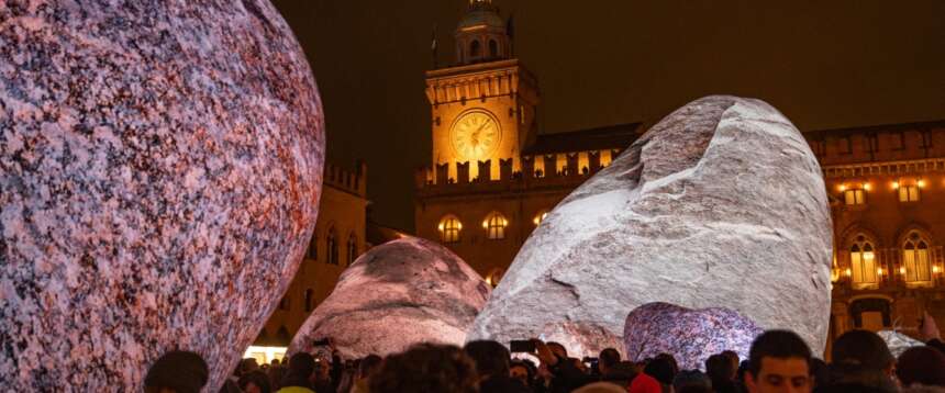 Bologna, sconcerto per quelle pietre giganti davanti a San Petronio. Cavedagna: “La giunta Lepore è allergica ai presepi…”