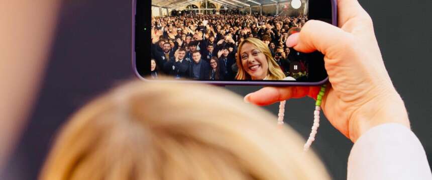 L’umiltà di Giorgia e le stramberie di Elly: nel discorso di Atreju c’è il senso profondo della vera politica