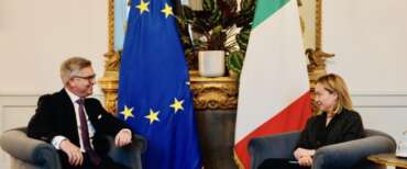 Anche il commissario europeo Brunner sta con Giorgia Meloni: sui migranti ha un approccio pragmatico