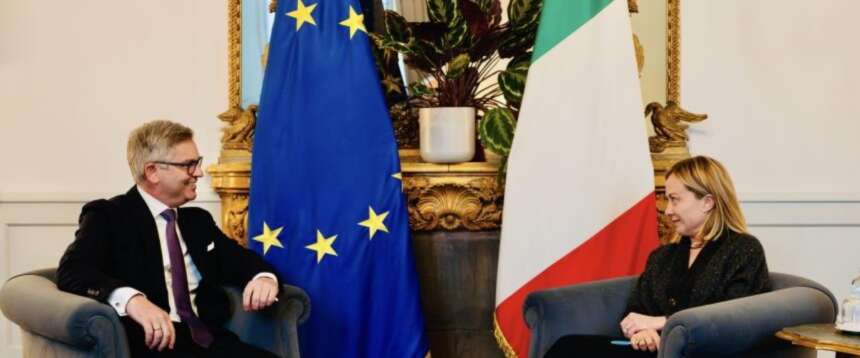 Anche il commissario europeo Brunner sta con Giorgia Meloni: sui migranti ha un approccio pragmatico